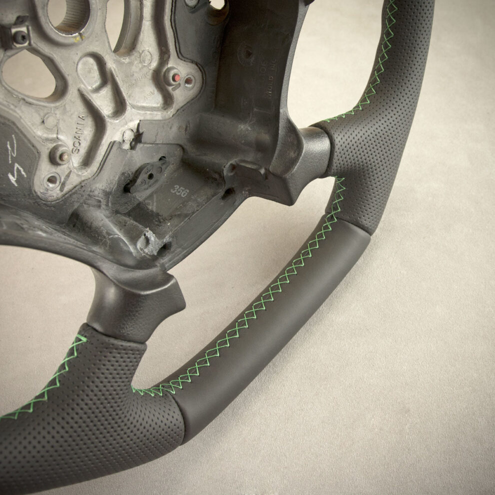 Modyfikacja i obszycie kierownicy Scania