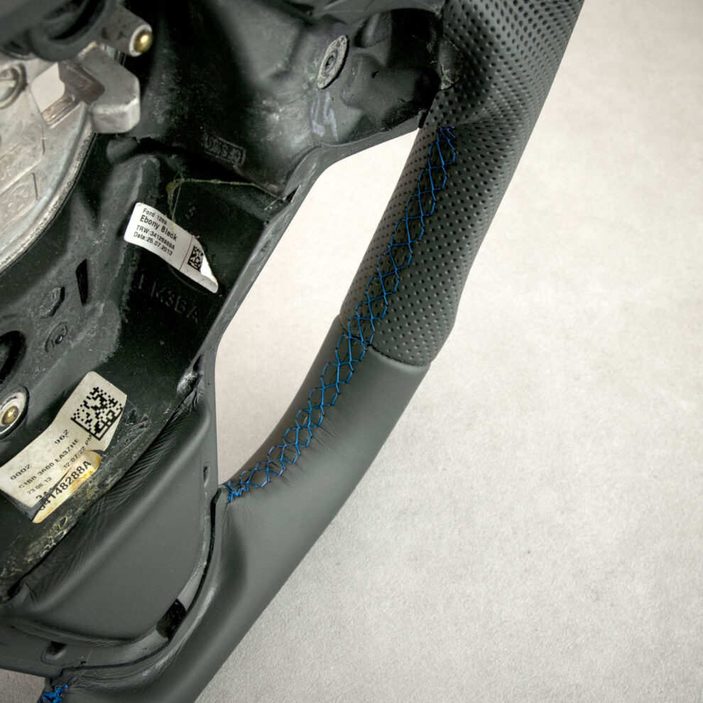 Modyfikacja i obszycie kierownicy Ford Fiesta Mk7