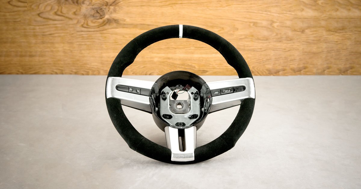 Modyfikacja i obszycie kierownicy Ford Mustang IV (2005)