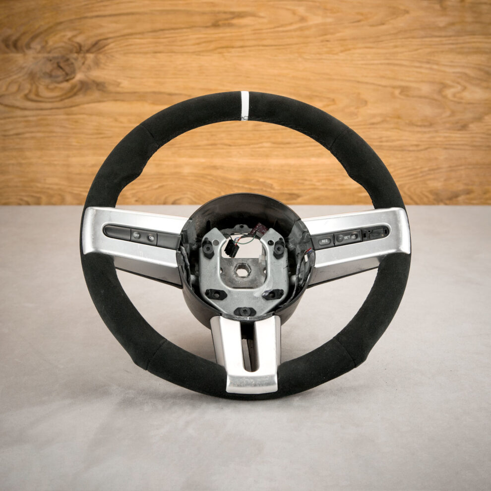 Modyfikacja i obszycie kierownicy Ford Mustang IV (2005)