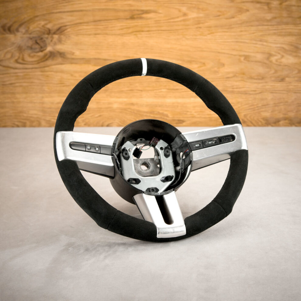 Modyfikacja i obszycie kierownicy Ford Mustang IV (2005)