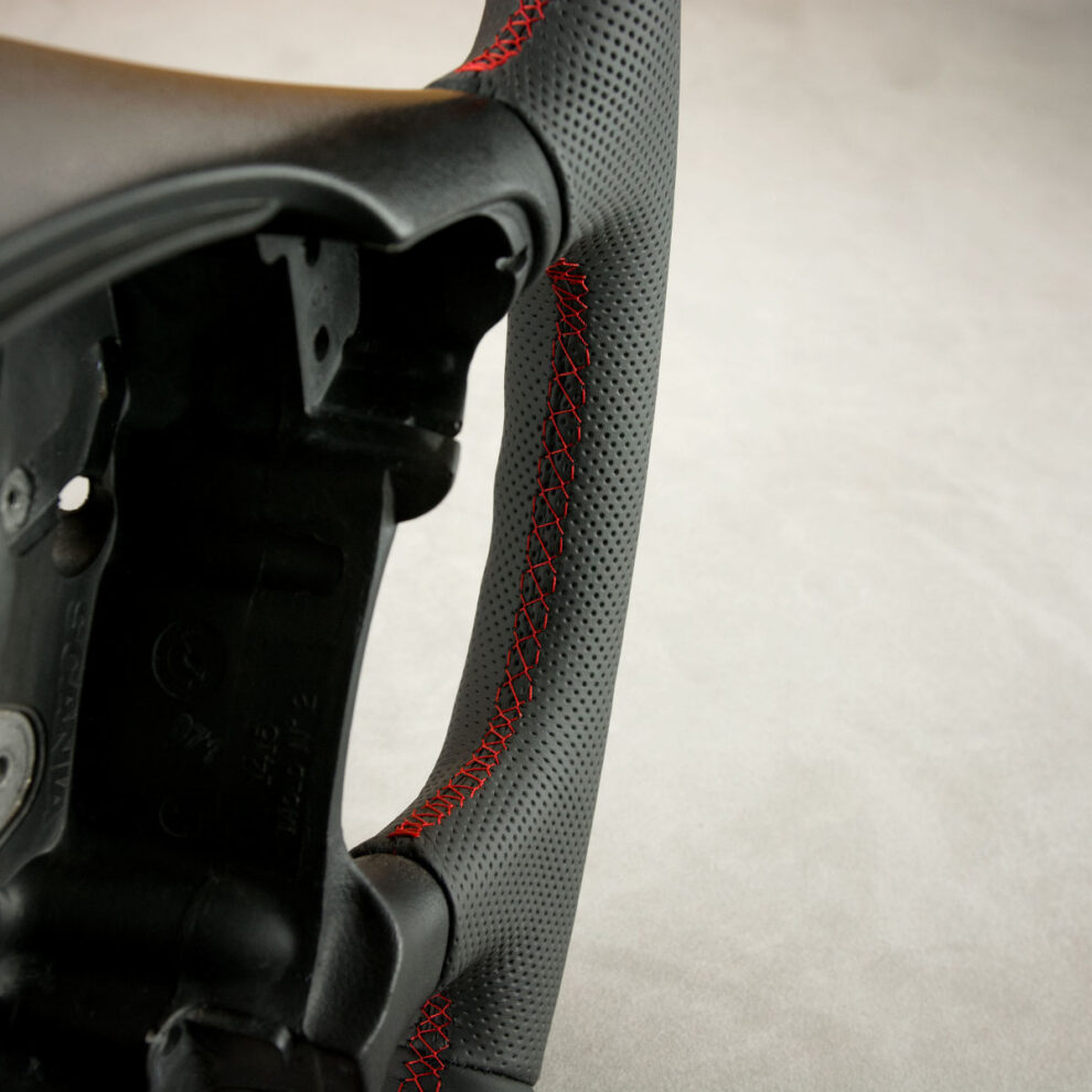 Modyfikacja i obszycie kierownicy Scania