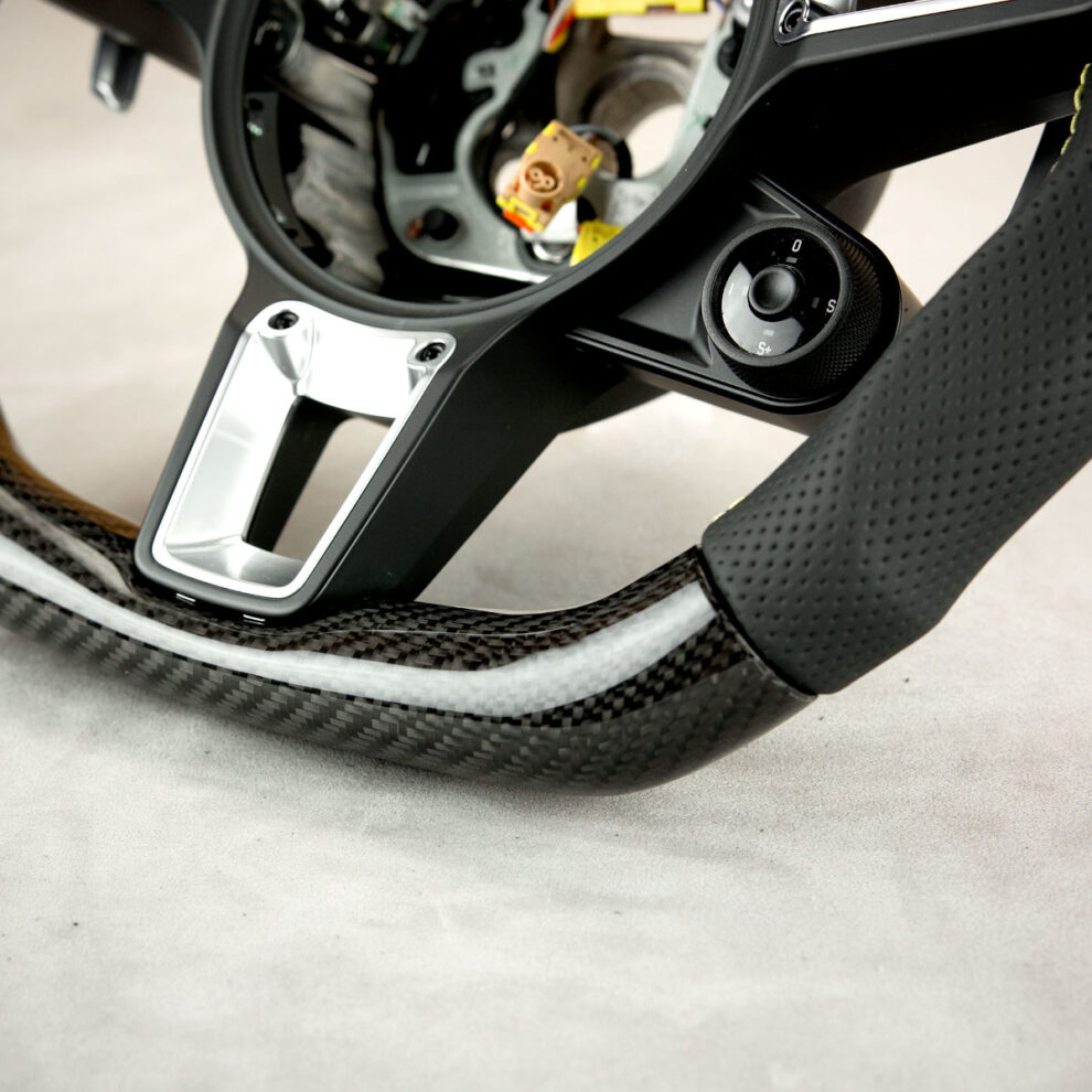 Modyfikacja i obszycie kierownicy Porsche 911 Turbo S