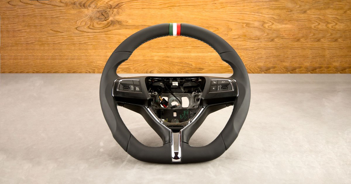 Modyfikacja i obszycie kierownicy Maserati Ghibli