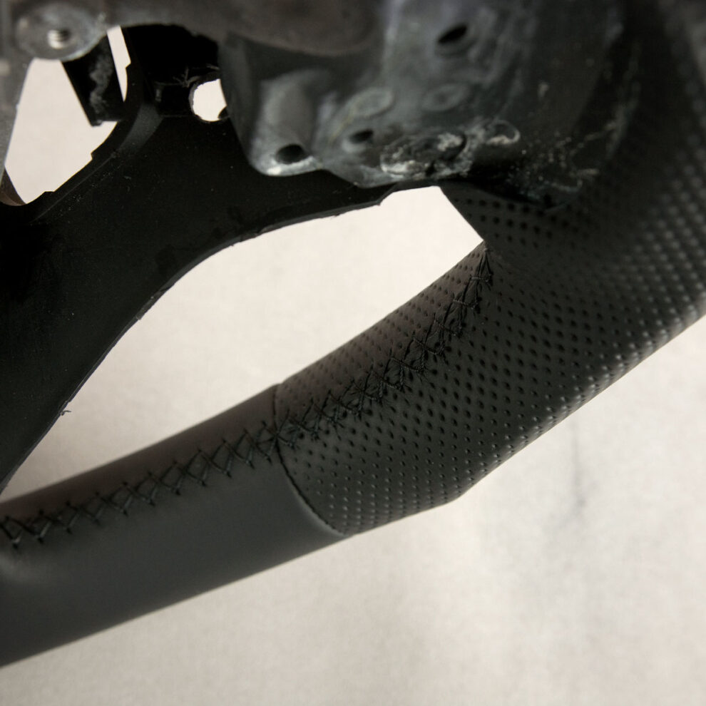 Modyfikacja i obszycie kierownicy Toyota Corolla E16