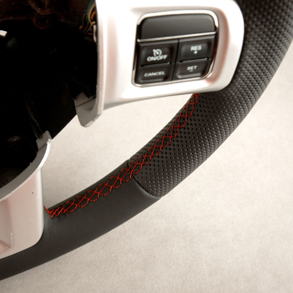 Modyfikacja i obszycie kierownicy Dodge Challenger