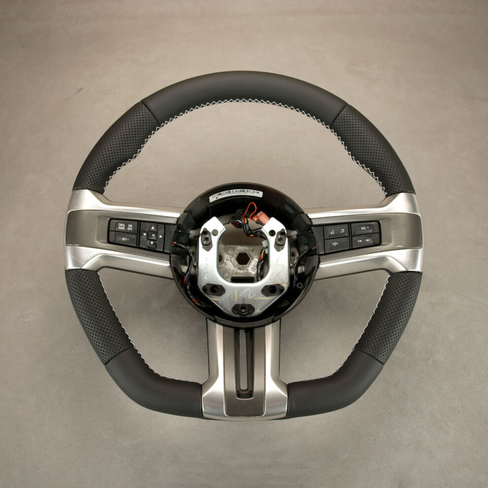 Modyfikacja i obszycie kierownicy Ford Mustang V