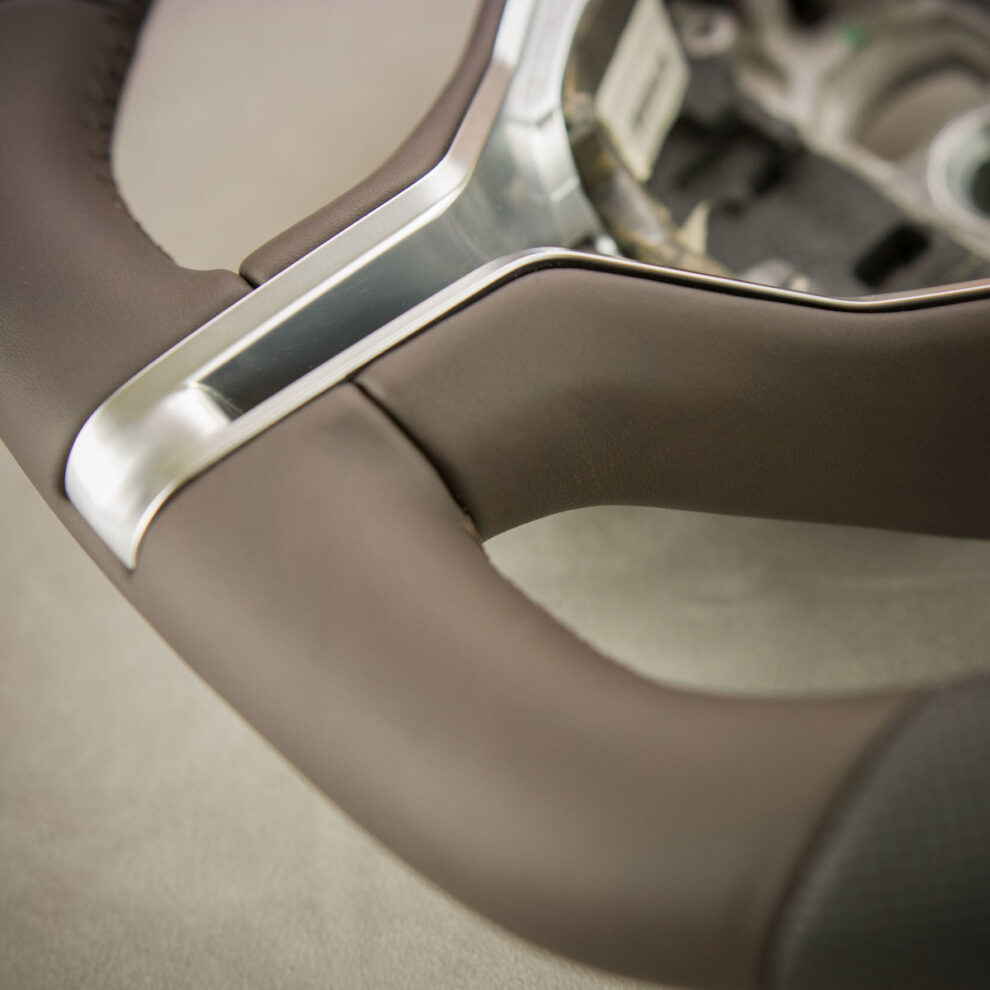 Modyfikacja i obszycie kierownicy Maserati Ghibli