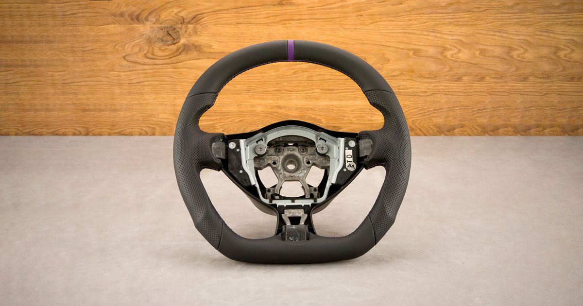 Modyfikacja i obszycie kierownicy Infiniti QX70 Modyfikacja i obszycie kierownicy Infiniti QX70