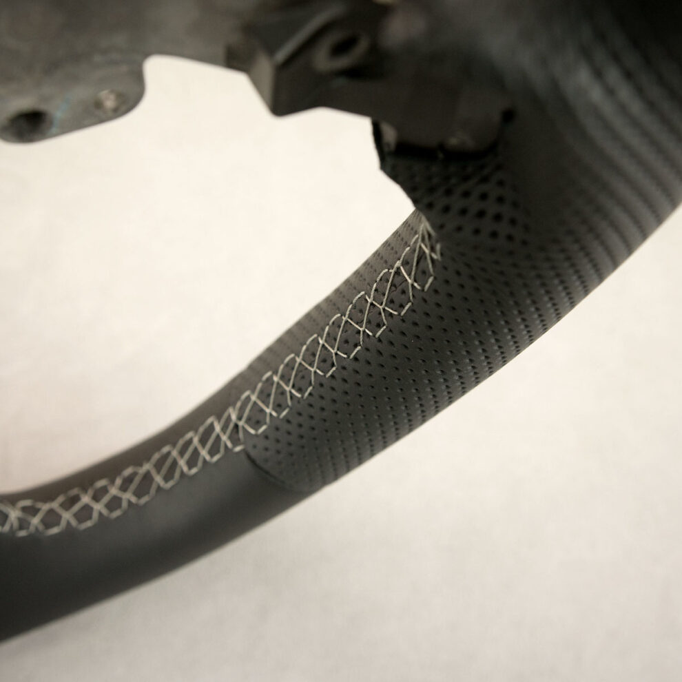 Modyfikacja i obszycie kierownicy Mazda 6