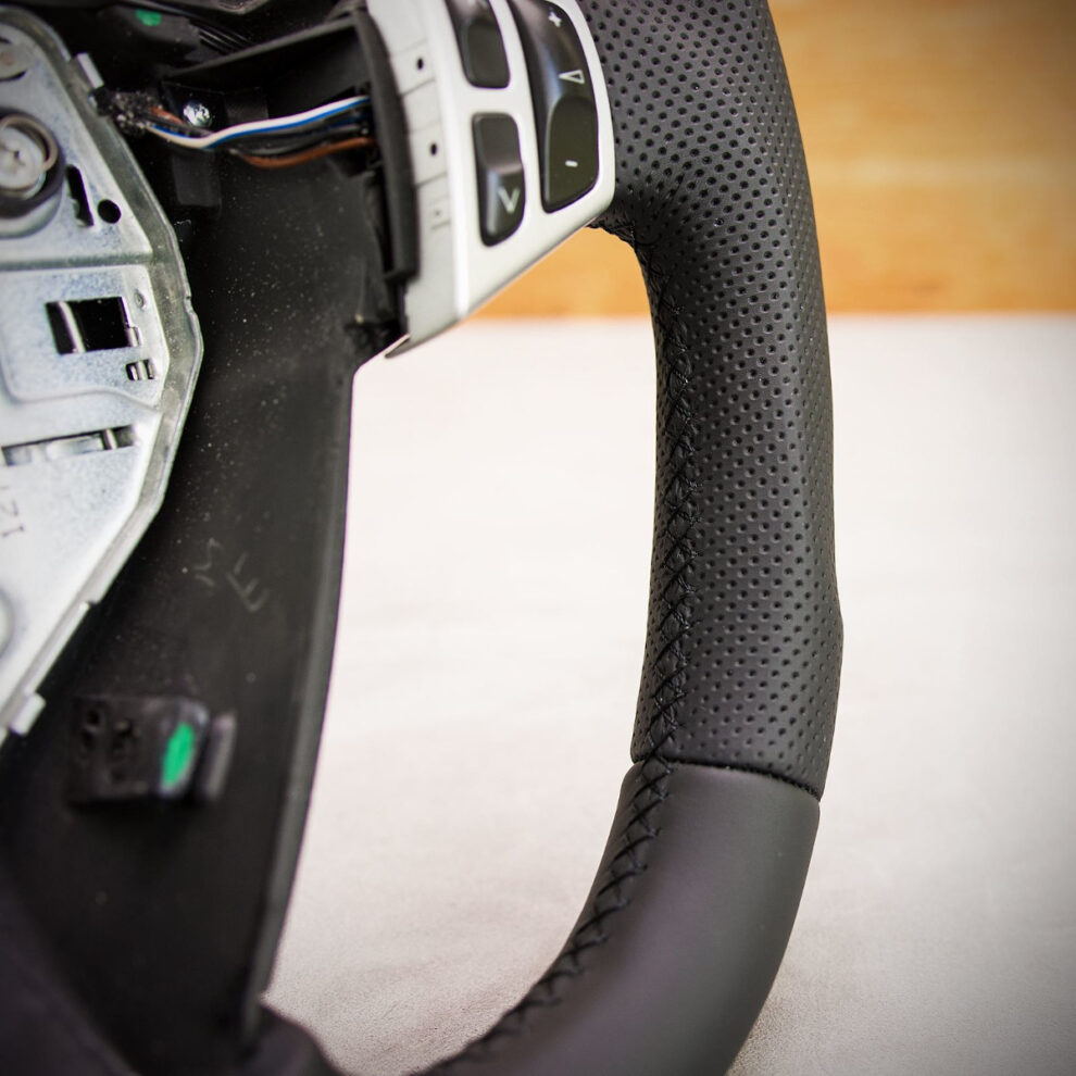 Modyfikacja i obszycie kierownicy Saab 9-3