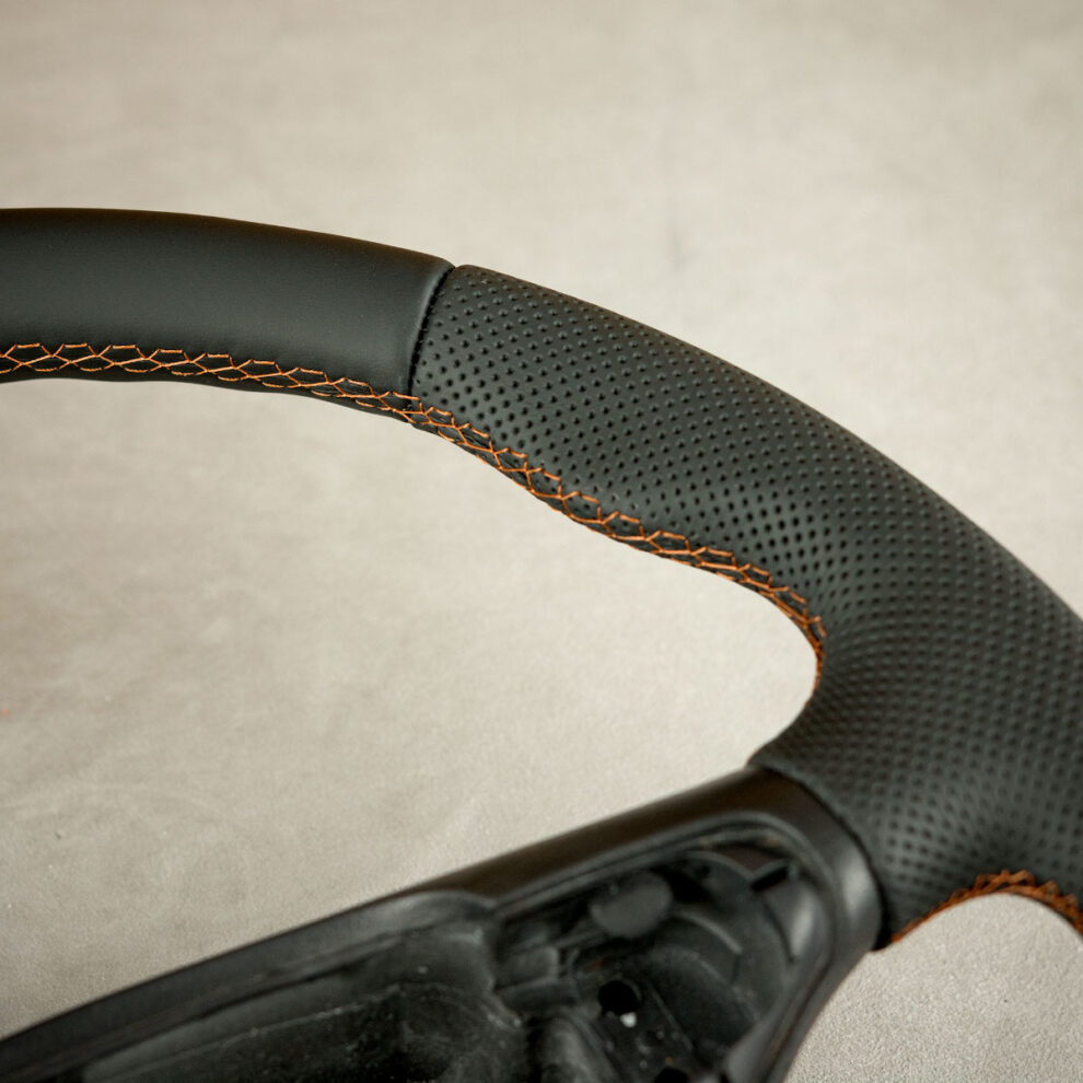 Modyfikacja i obszycie kierownicy Scania