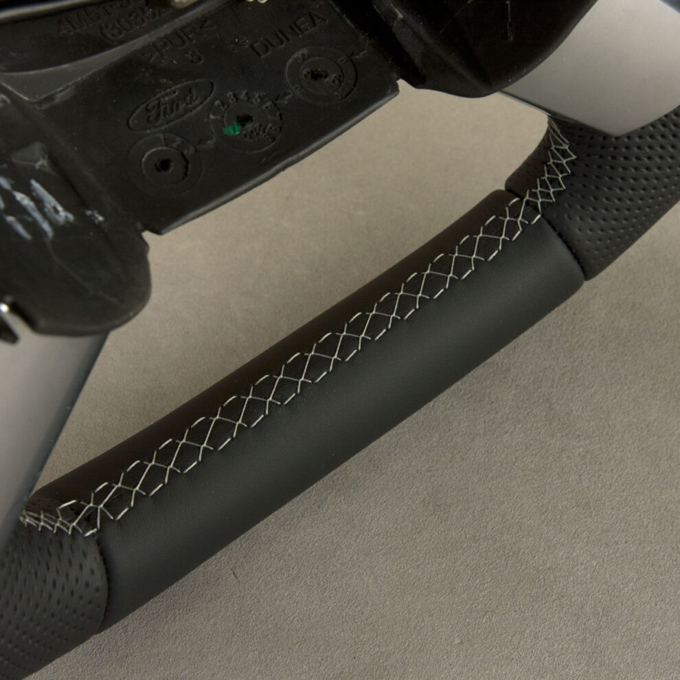 Modyfikacja i obszycie kierownicy Ford Focus Mk2