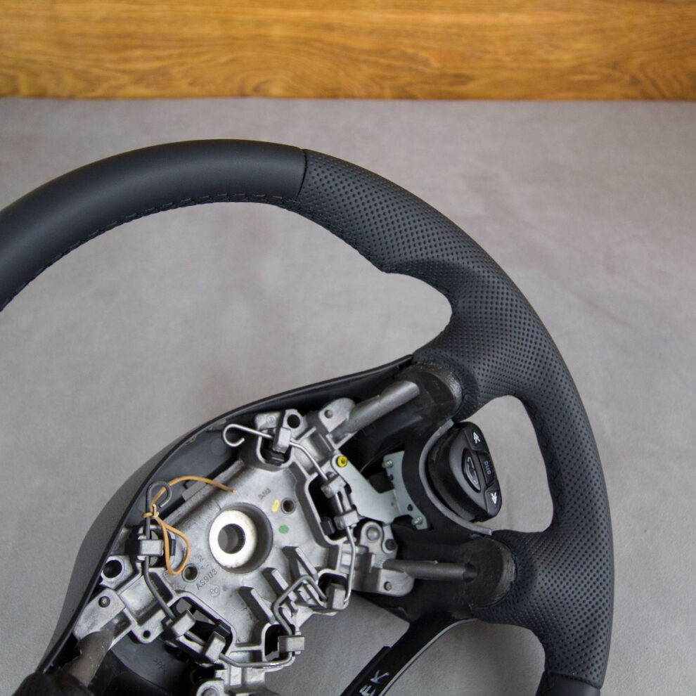 Modyfikacja i obszycie kierownicy Nissan Terrano