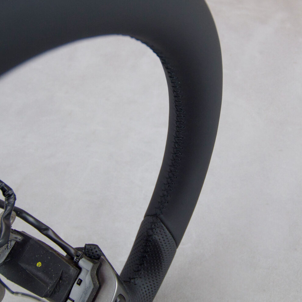 Modyfikacja i obszycie kierownicy Subaru Forester SG