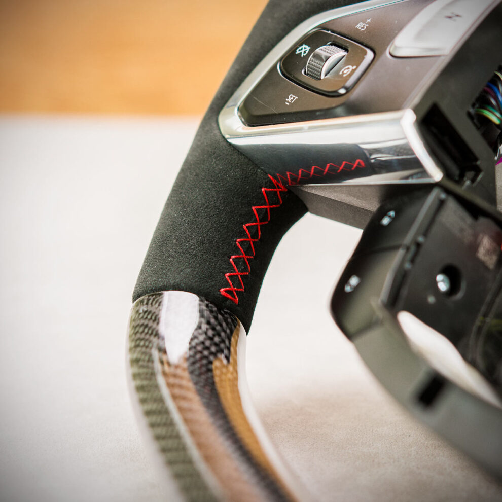 Modyfikacja i obszycie kierownicy Chevrolet Corvette C8