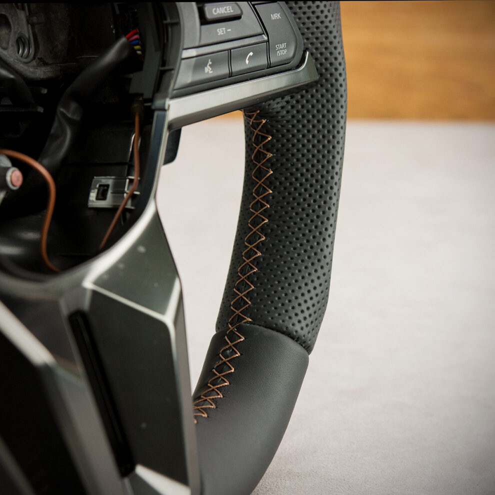 Modyfikacja i obszycie kierownicy Nissan GT-R