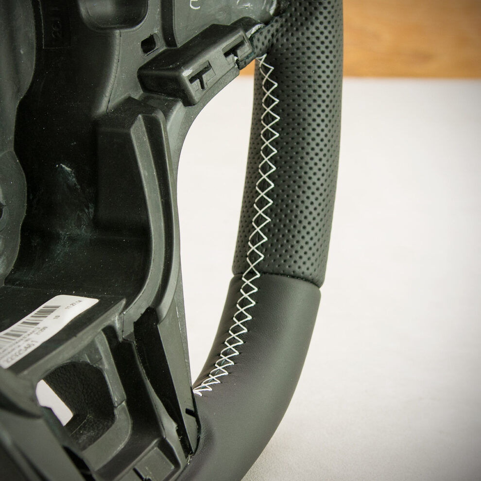 Modyfikacja i obszycie kierownicy Chevrolet Camaro V