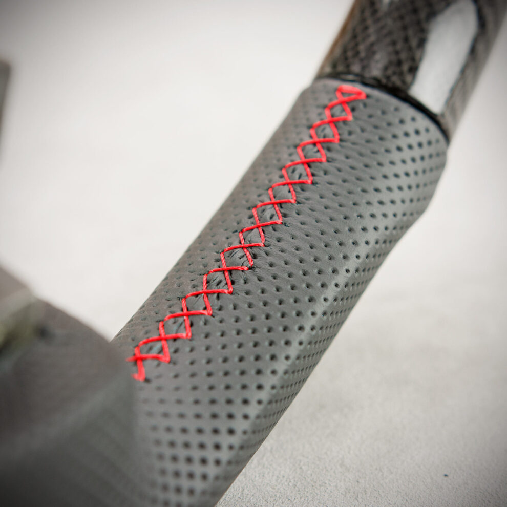 Modyfikacja i obszycie kierownicy Nissan GT-R