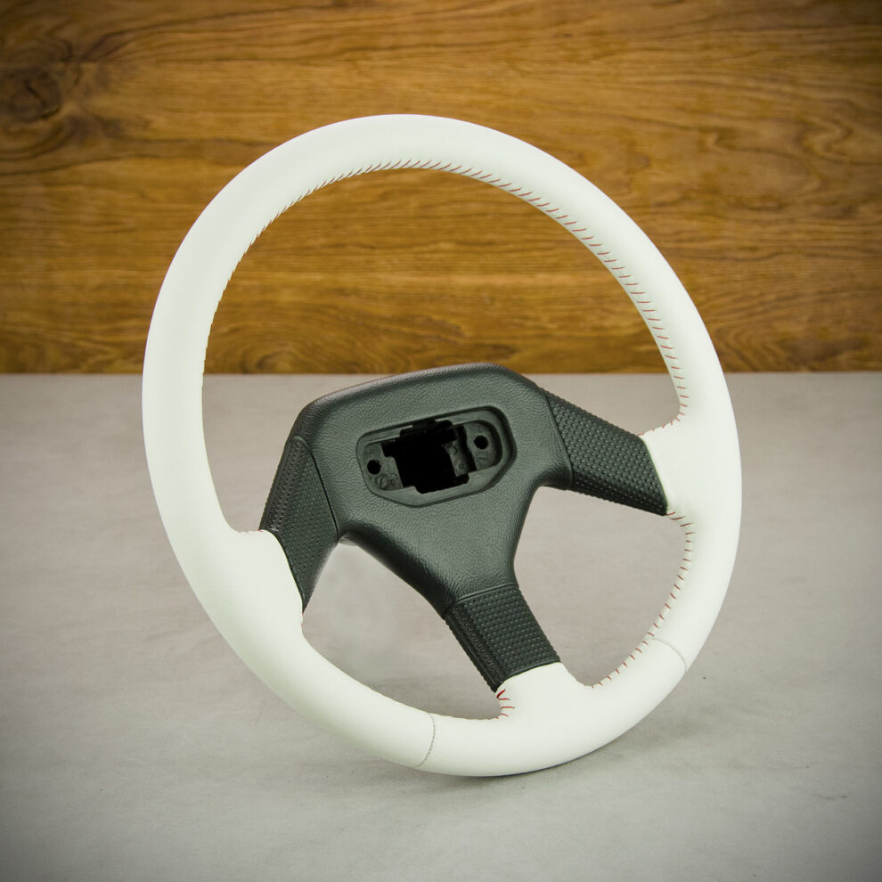 Kierownica Peugeot 205 po obszyciu