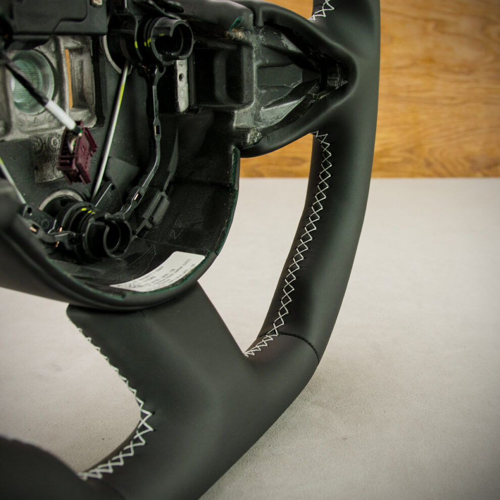 Obszycie kierownicy Aston Martin DB11