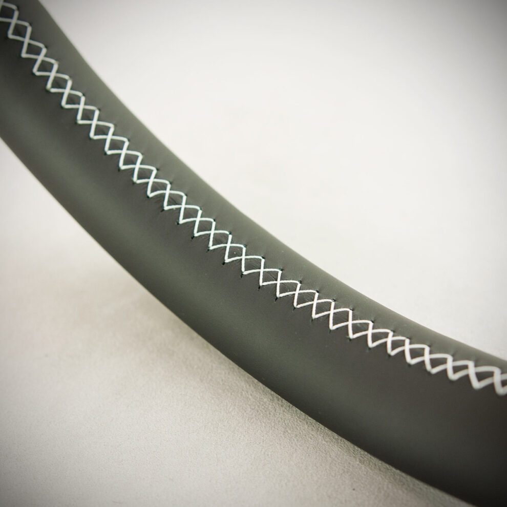 Obszycie kierownicy Aston Martin DB11