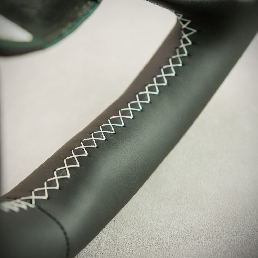 Obszycie kierownicy Aston Martin DB11