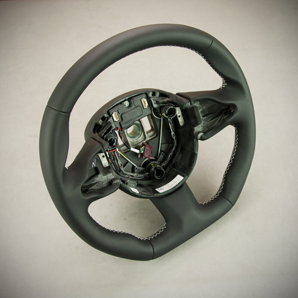 Obszycie kierownicy Aston Martin DB11