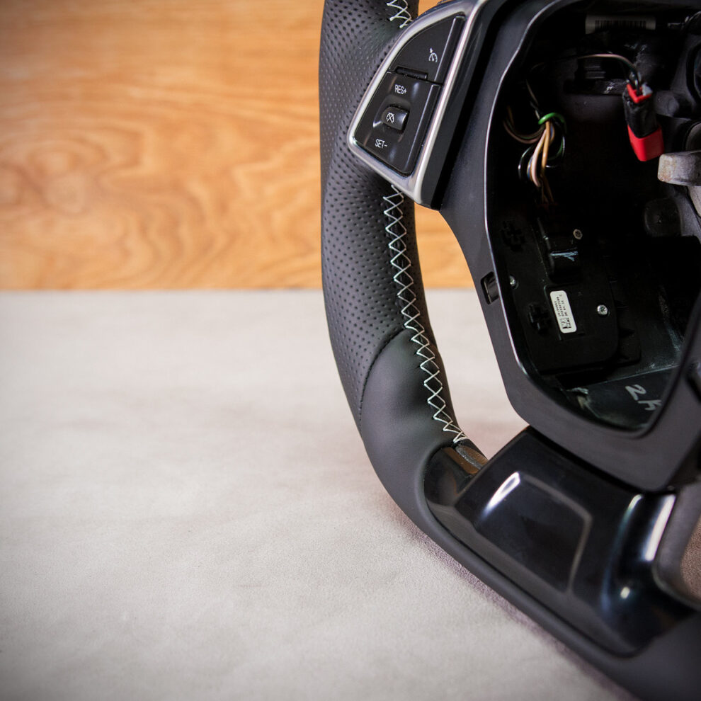 Modyfikacja i obszycie kierownicy Chevrolet Camaro VI