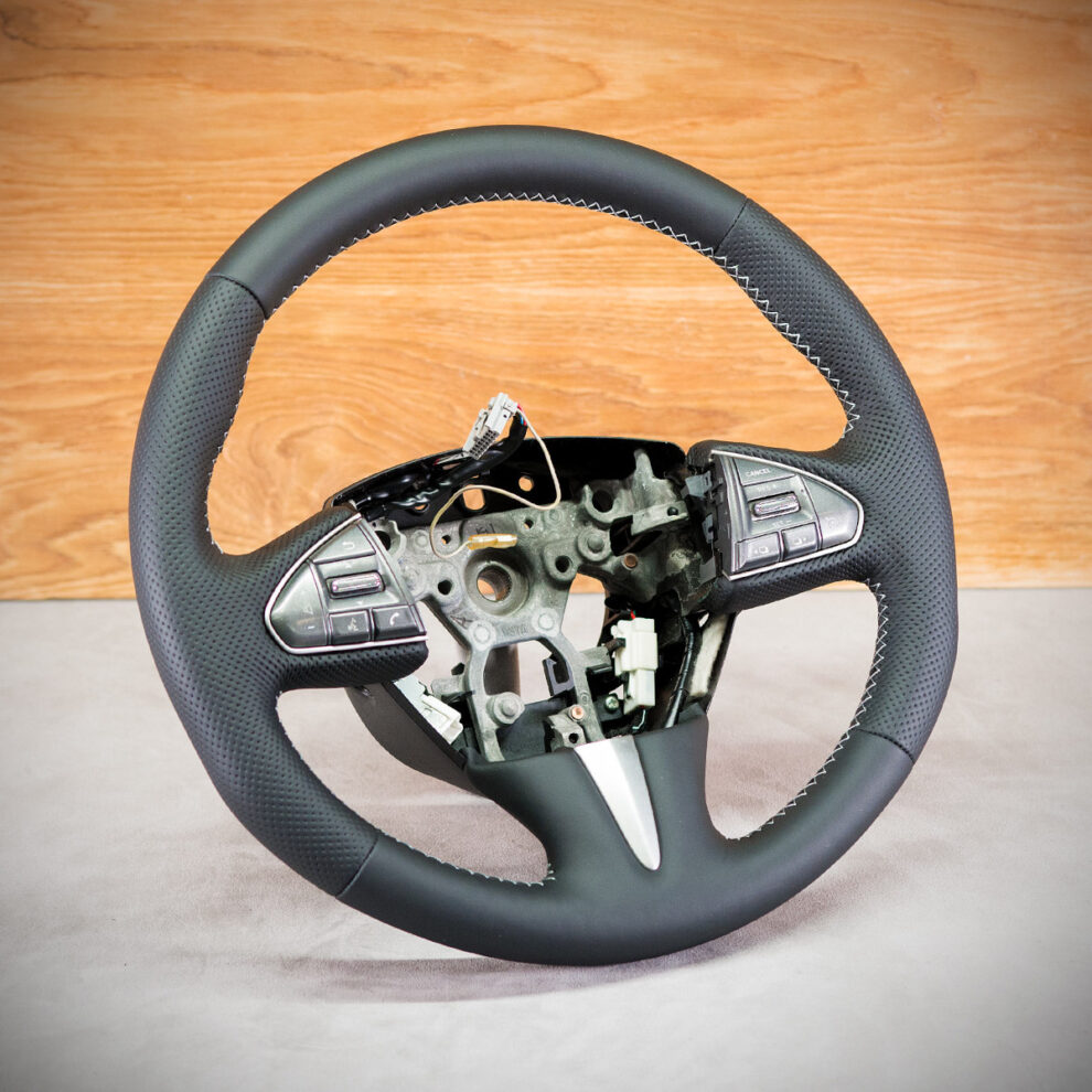 Obszycie kierownicy Infiniti Q50