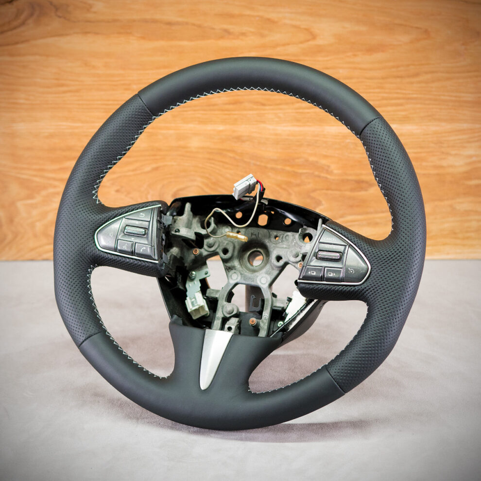 Obszycie kierownicy Infiniti Q50