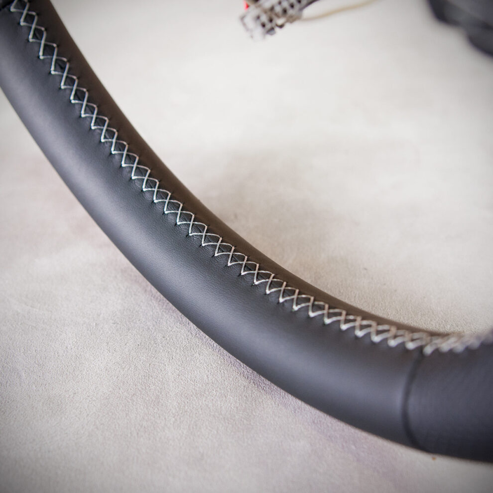 Obszycie kierownicy Infiniti Q50