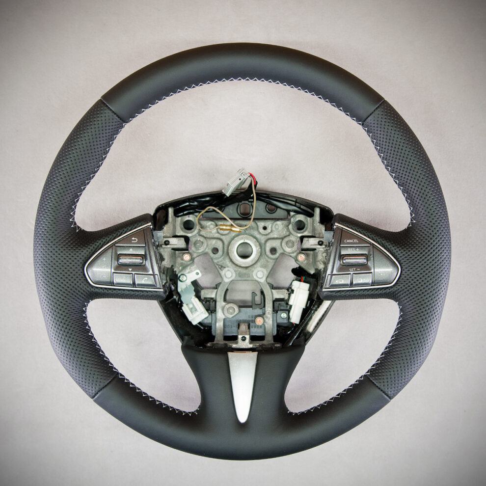 Obszycie kierownicy Infiniti Q50