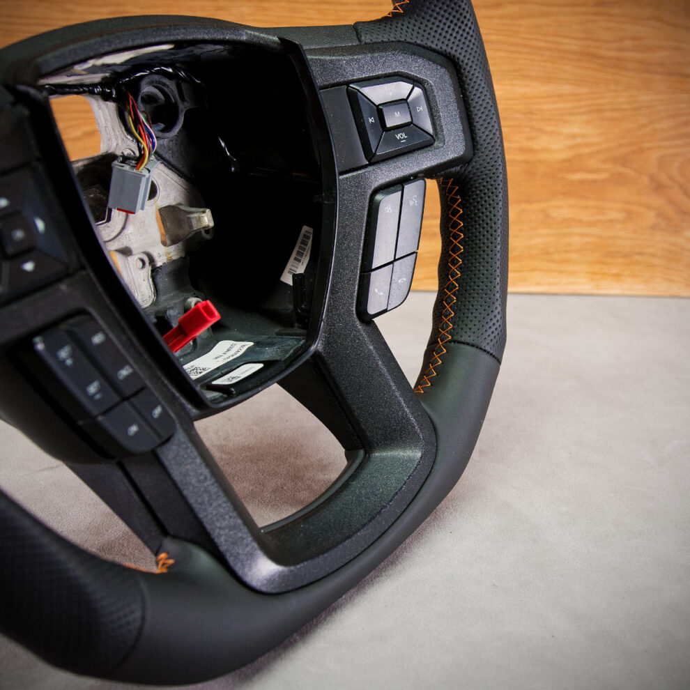 Modyfikacja i obszycie kierownicy Ford F150