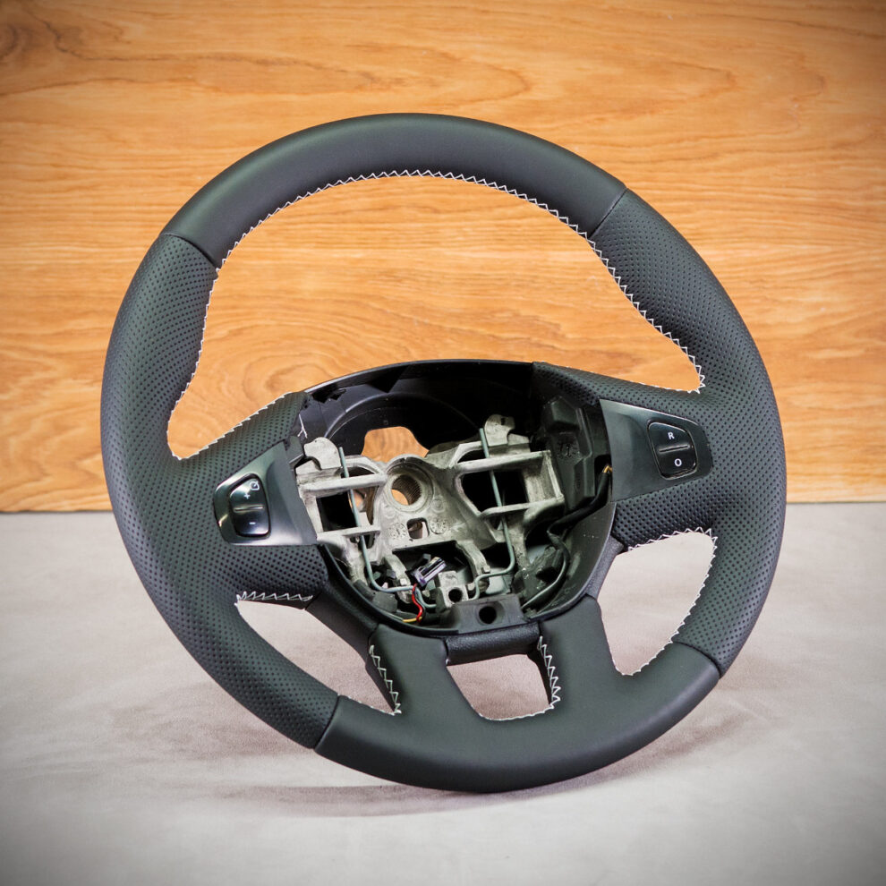Modyfikacja i obszycie kierownicy Renault Trafic III