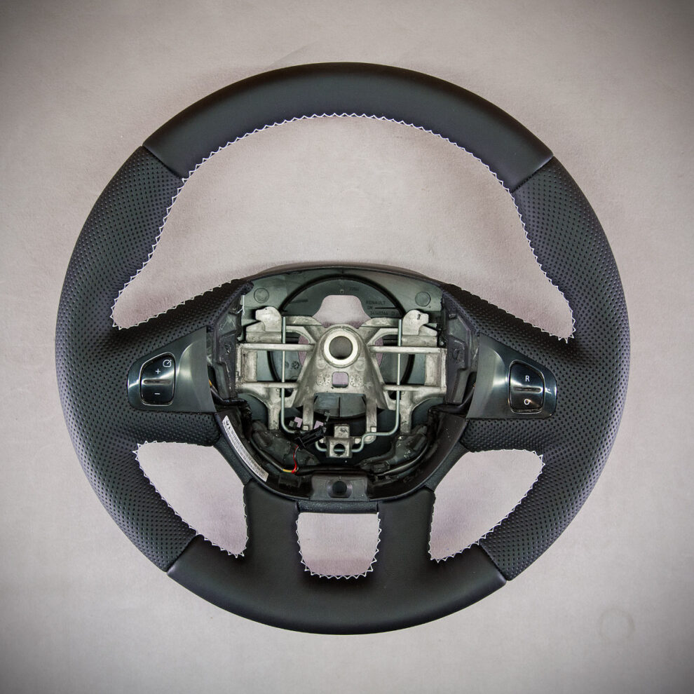 Modyfikacja i obszycie kierownicy Renault Trafic III