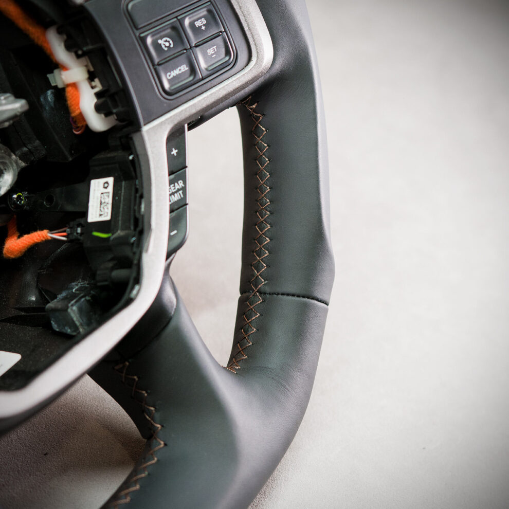 Modyfikacja i obszycie kierownicy Dodge RAM