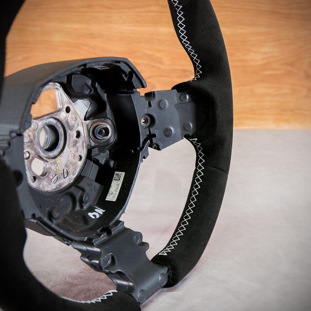 Obszycie kierownicy Lamborghini Aventador