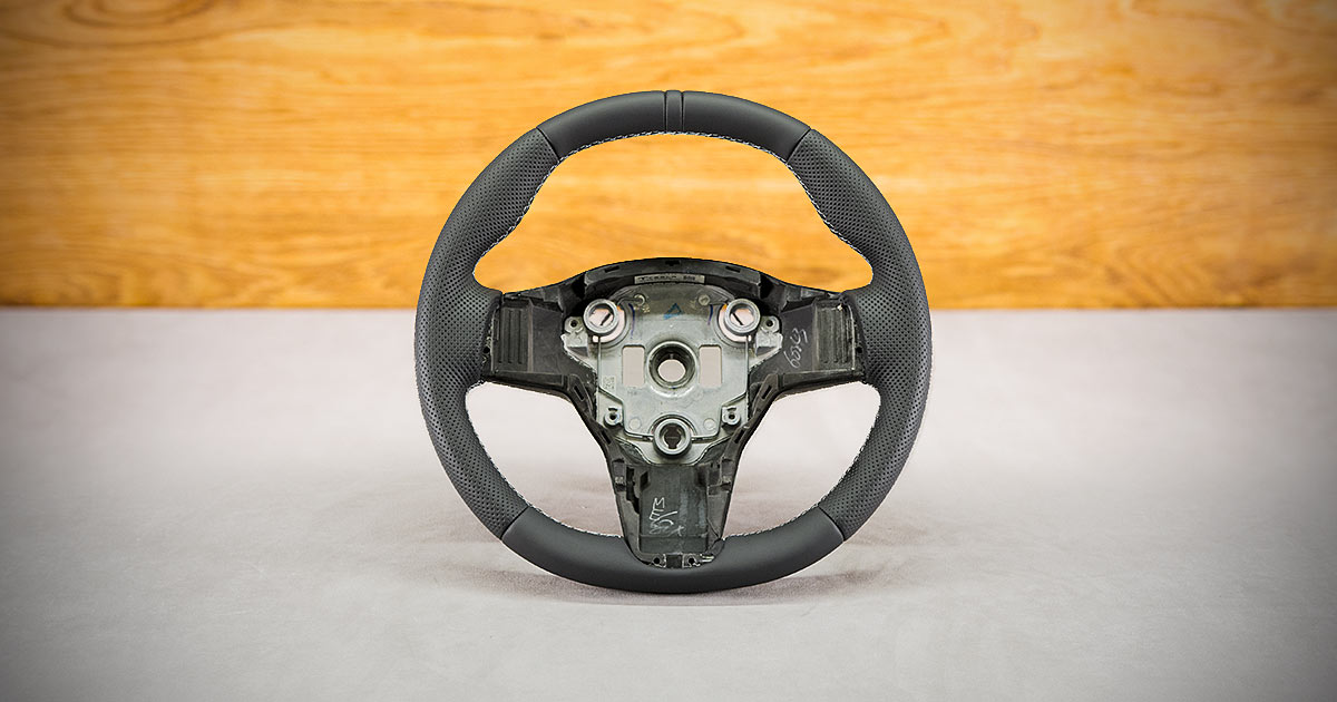Modyfikacja i obszycie kierownicy Tesla Model 3 Modyfikacja i obszycie kierownicy Tesla Model 3