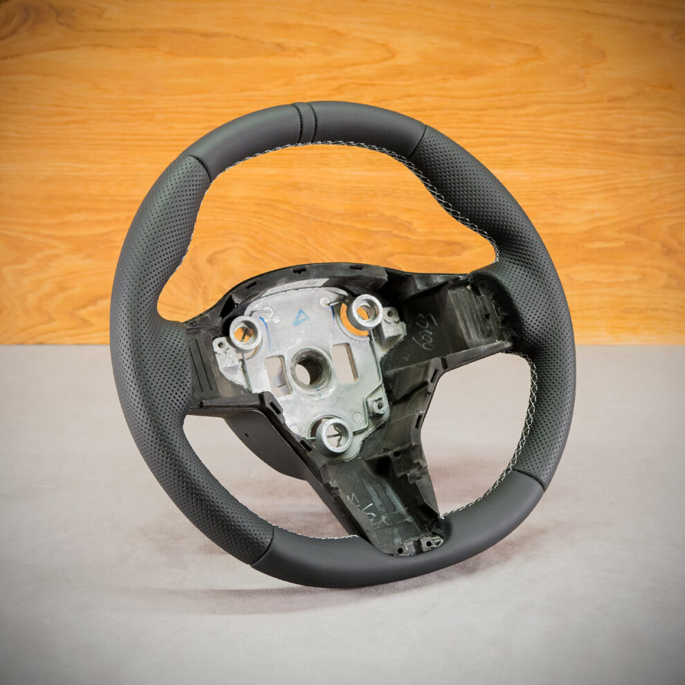 Modyfikacja i obszycie kierownicy Tesla Model 3