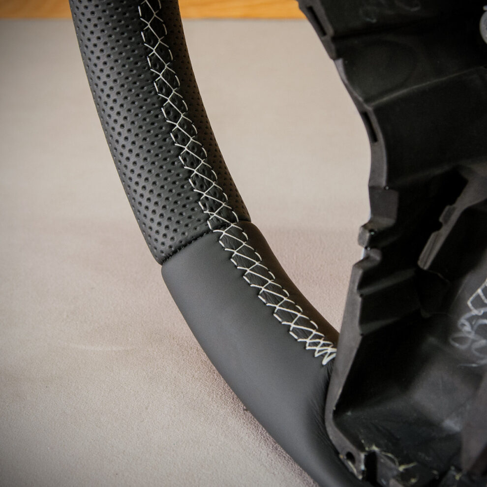 Modyfikacja i obszycie kierownicy Tesla Model 3