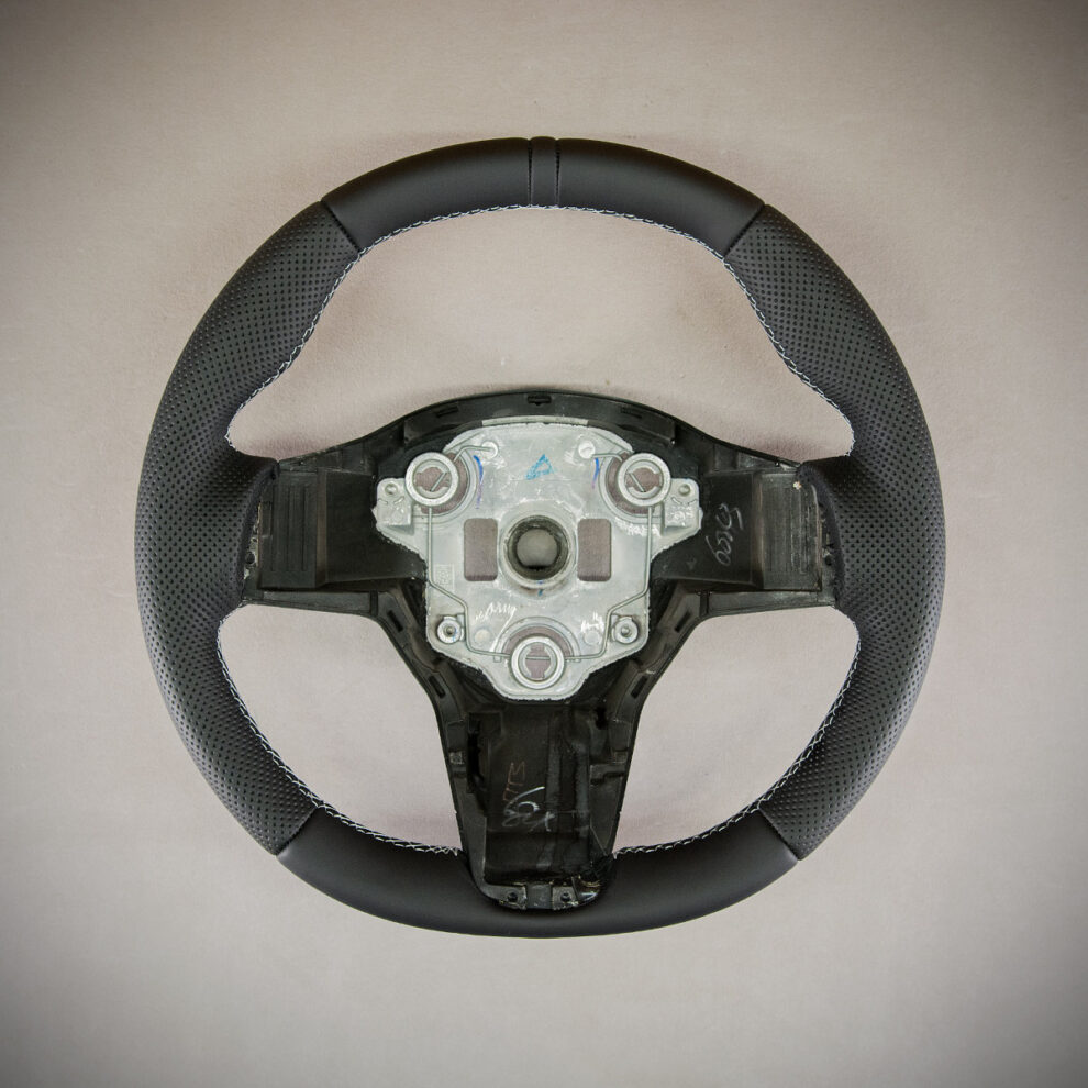 Modyfikacja i obszycie kierownicy Tesla Model 3
