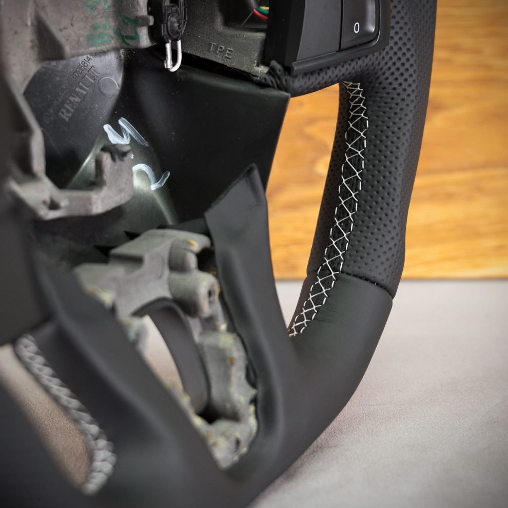 Modyfikacja i obszycie kierownicy Renault Megane III