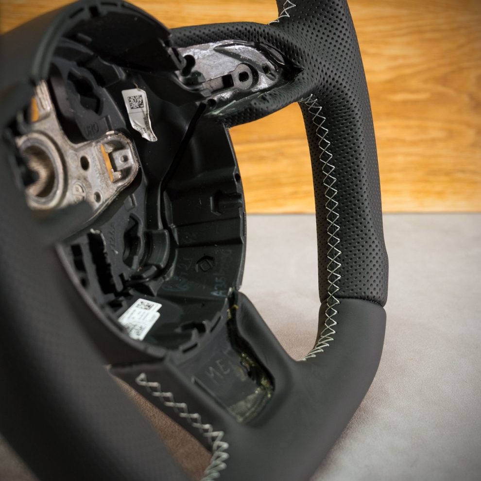 Modyfikacja i obszycie kierownicy Audi A3 8V