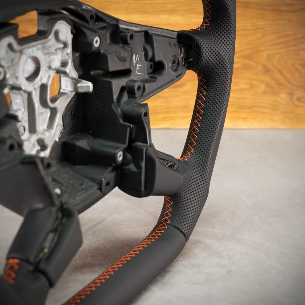 Modyfikacja i obszycie kierownicy Scania R