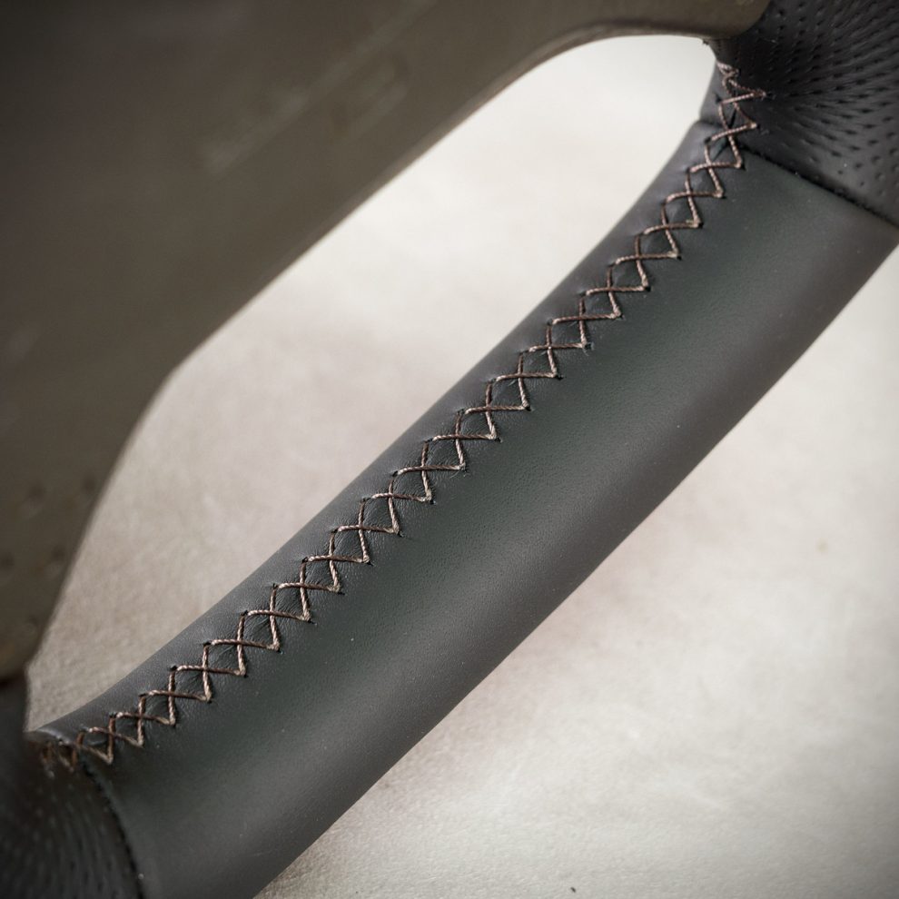 Modyfikacja i obszycie kierownicy Nissan Patrol