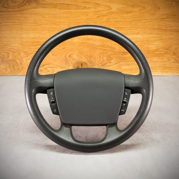 Kierownica RAM ProMaster przed modyfikacją