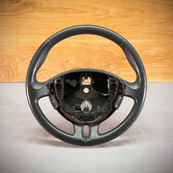 Kierownica Renault Clio III przed modyfikacją Kierownica Renault Clio III przed modyfikacją