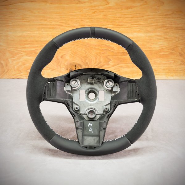 Kierownica Tesla Model 3 po obszyciu Kierownica Tesla Model 3 po obszyciu