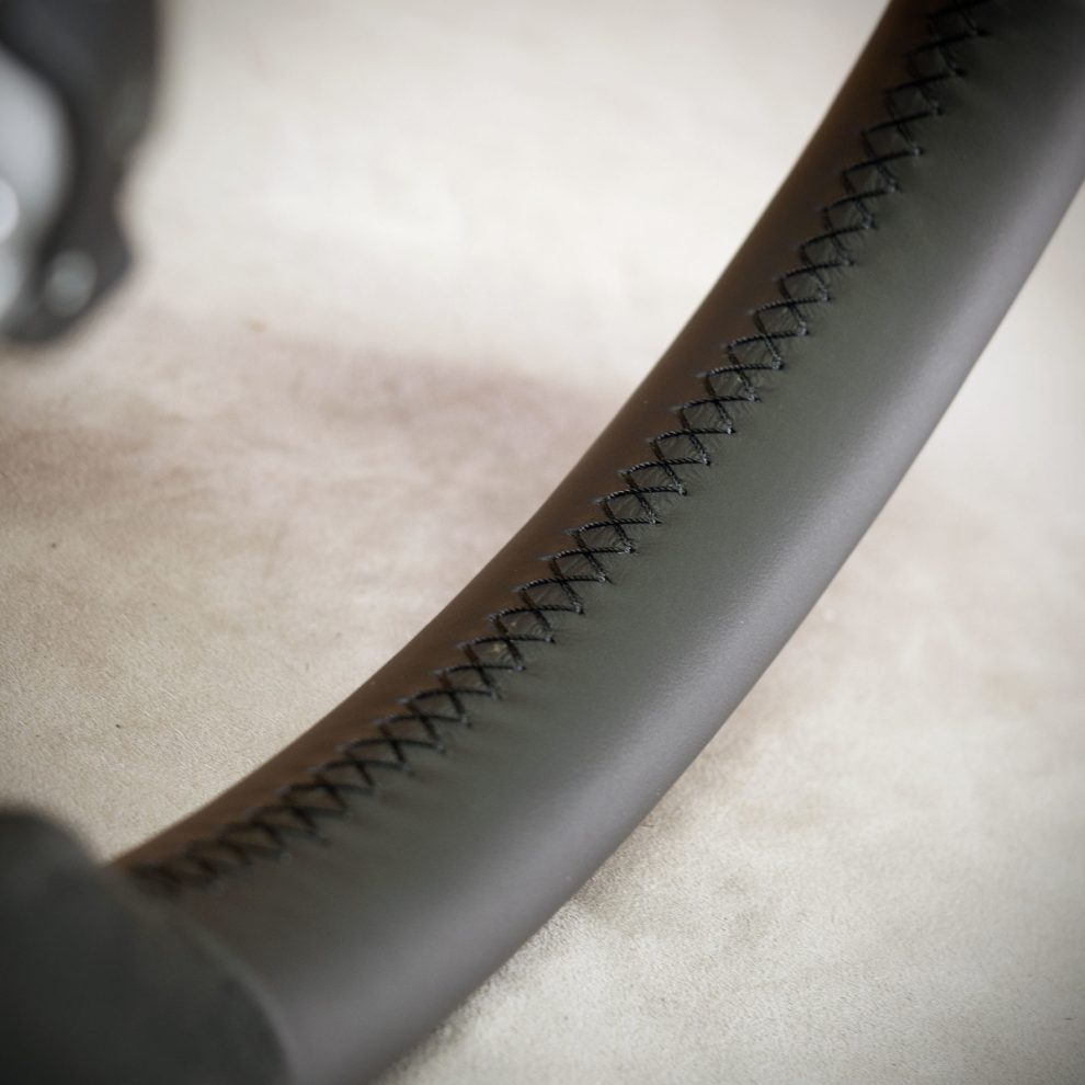 Modyfikacja i obszycie kierownicy Aston Martin BD11